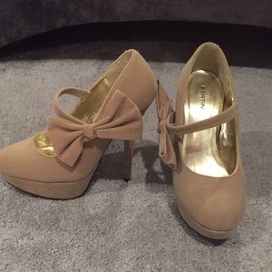 Tan heels with bow detail